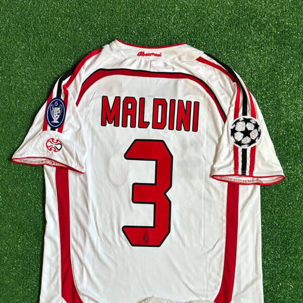 Maillot extérieur AC Milan 2007 porté en finale de la Ligue des Champions par Maldini et Kaka.