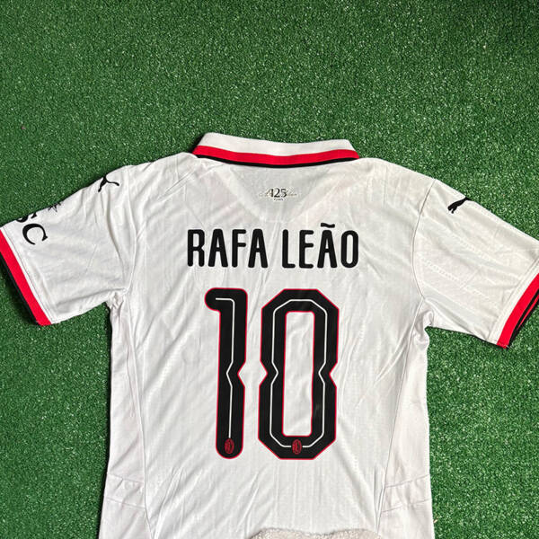 Maillot extérieur AC Milan 2025 porté par Rafael Leão – Design blanc avec touches rouges et noires.