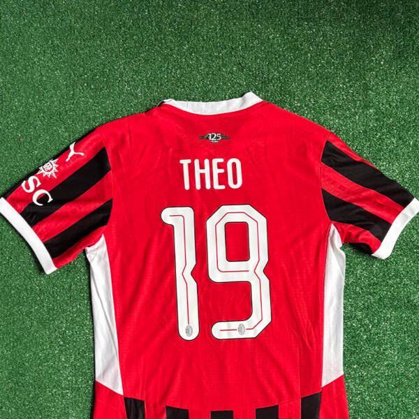 Maillot domicile AC Milan 2025 porté par Theo Hernandez – Design rouge et noir avec logo Puma.
