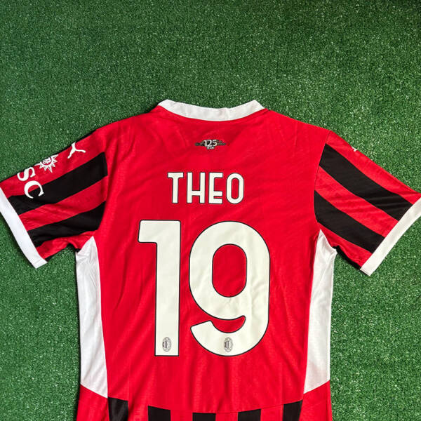 Maillot domicile AC Milan 2025 porté par Theo Hernandez – Design rouge et noir avec logo Puma.
