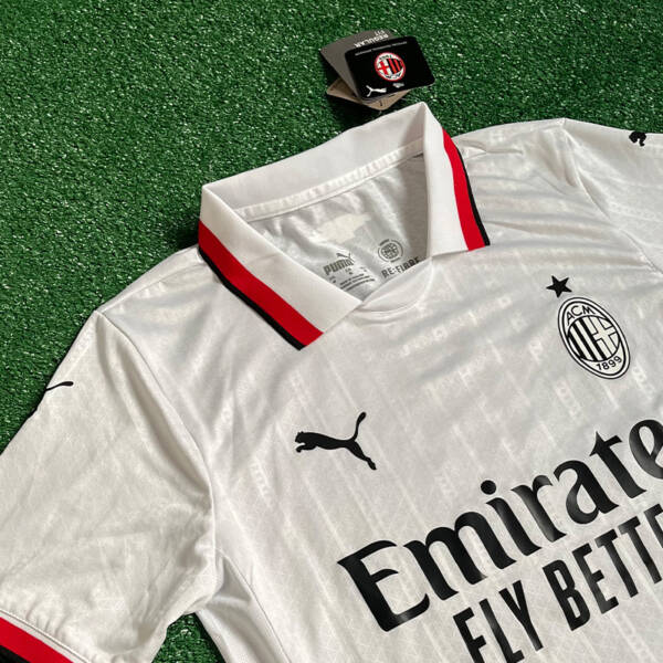 Maillot extérieur AC Milan 2025 – Design blanc avec touches rouges et noires.
