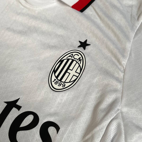 Maillot extérieur AC Milan 2025 – Design blanc avec touches rouges et noires.