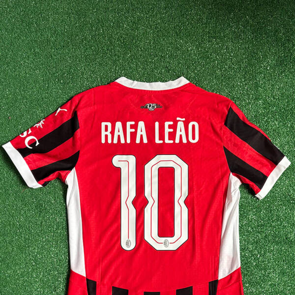 Maillot domicile AC Milan 2025 porté par Rafael Leão – Design rouge et noir classique avec logo Puma.