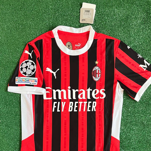 Maillot domicile AC Milan 2025 – Design rouge et noir classique avec logo Puma.