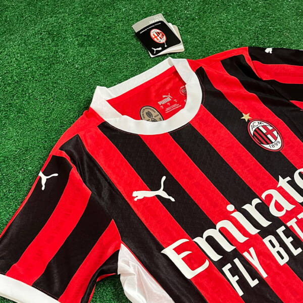 Maillot domicile AC Milan 2025 – Design rouge et noir classique avec logo Puma.