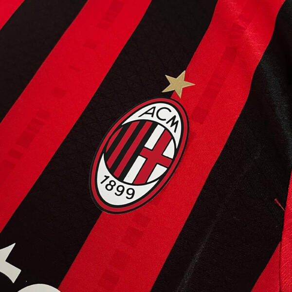 Maillot domicile AC Milan 2025 – Design rouge et noir classique avec logo Puma.