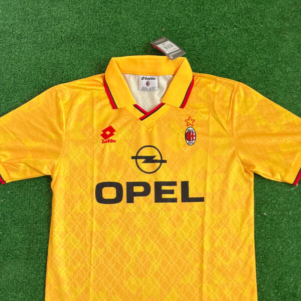 Maillot third AC Milan 1996 – Design vintage noir et rouge, un classique des années 90.