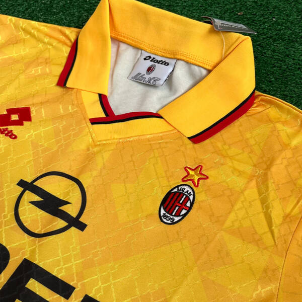 Maillot third AC Milan 1996 – Design vintage noir et rouge, un classique des années 90.