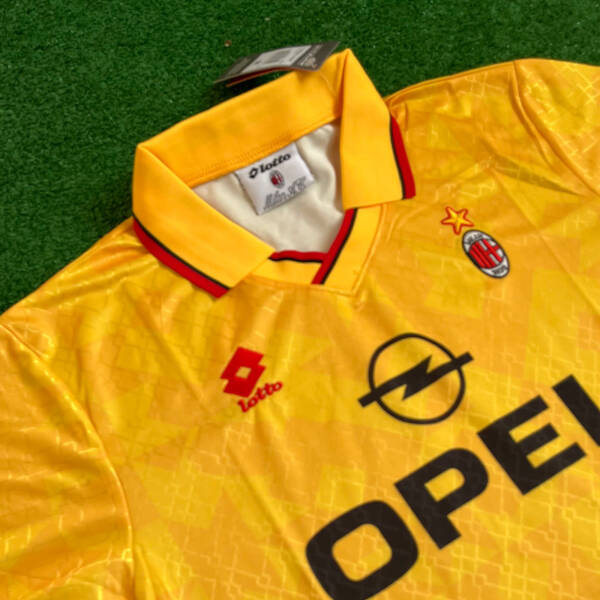 Maillot third AC Milan 1996 – Design vintage noir et rouge, un classique des années 90.