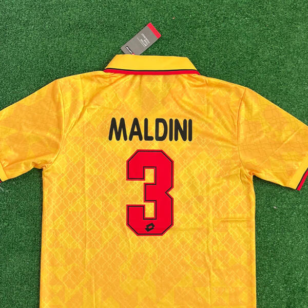 Maillot third AC Milan 1996 – Design vintage noir et rouge, un classique des années 90.