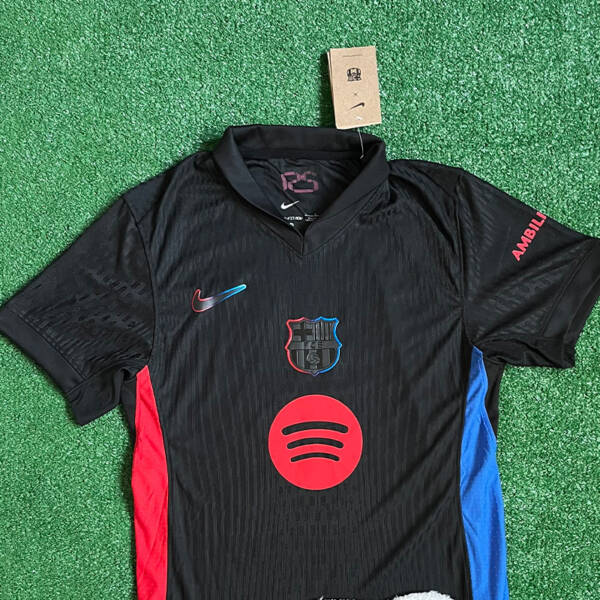 Maillot extérieur FC Barcelone 2025 – Design innovant avec couleurs alternatives et logo Nike.