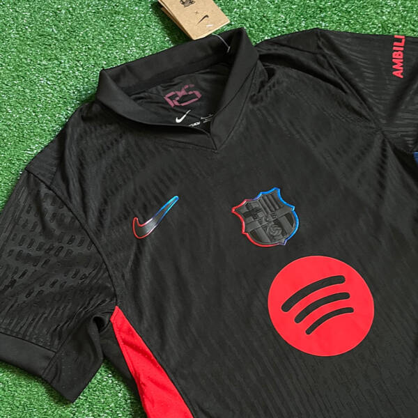 Maillot extérieur FC Barcelone 2025 – Design innovant avec couleurs alternatives et logo Nike.