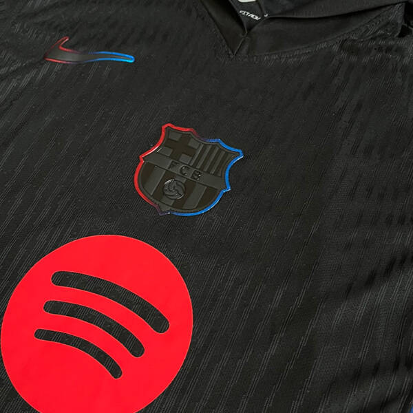 Maillot extérieur FC Barcelone 2025 – Design innovant avec couleurs alternatives et logo Nike.