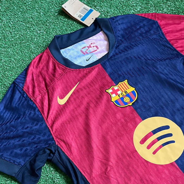 Maillot domicile FC Barcelone 2025 – Design traditionnel bleu et grenat avec logo Nike.