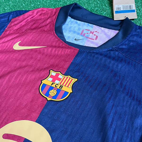 Maillot domicile FC Barcelone 2025 – Design traditionnel bleu et grenat avec logo Nike.