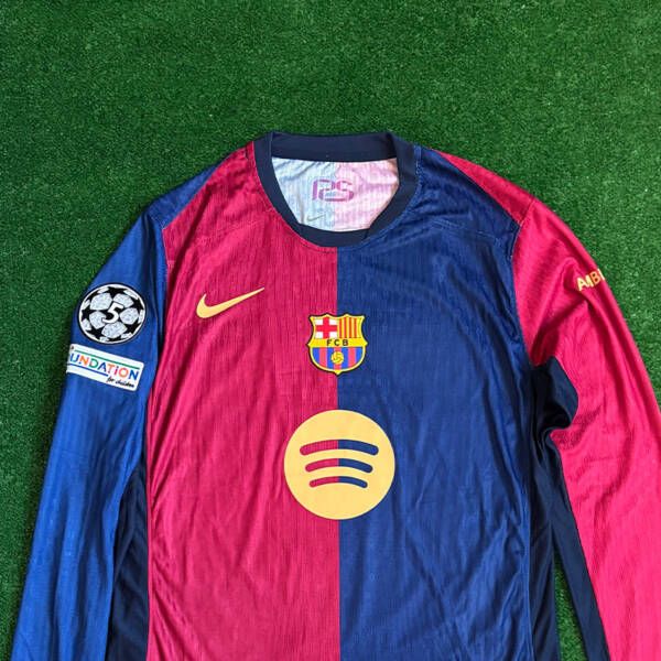 Maillot domicile FC Barcelone 2025 – Design traditionnel bleu et grenat avec logo Nike.