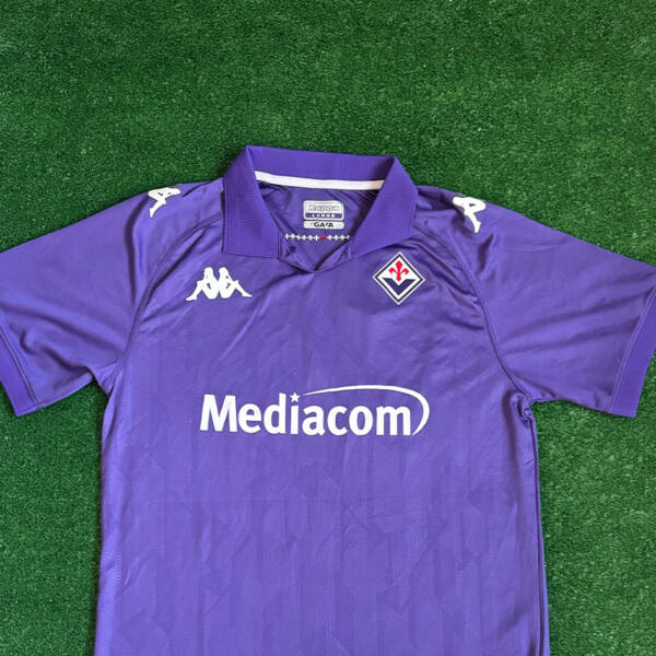 Maillot domicile Fiorentina 2025 – Design violet emblématique avec logo Kappa.