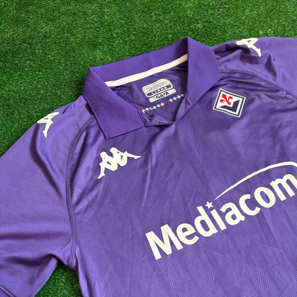 Maillot domicile Fiorentina 2025 – Design violet emblématique avec logo Kappa.