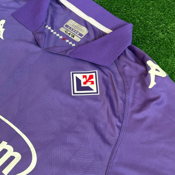 Maillot domicile Fiorentina 2025 – Design violet emblématique avec logo Kappa.