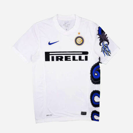 Maillot extérieur Inter Milan 2011 – Porté par Wesley Sneijder lors de la saison 2010-2011.