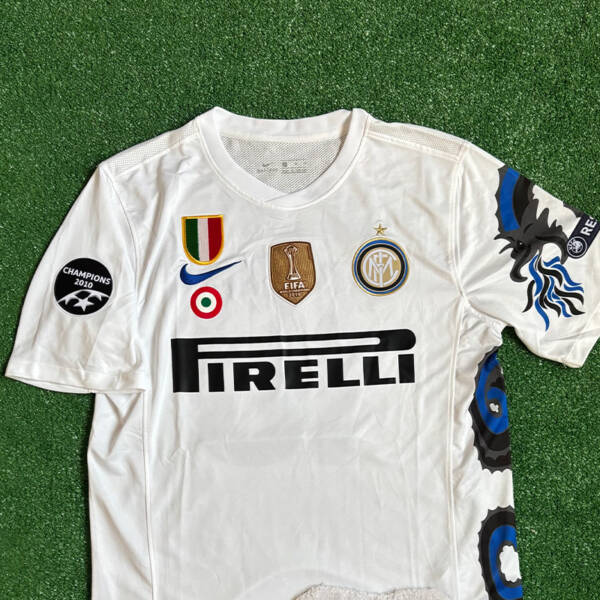 Maillot extérieur Inter Milan 2011 – Porté par Wesley Sneijder lors de la saison 2010-2011.