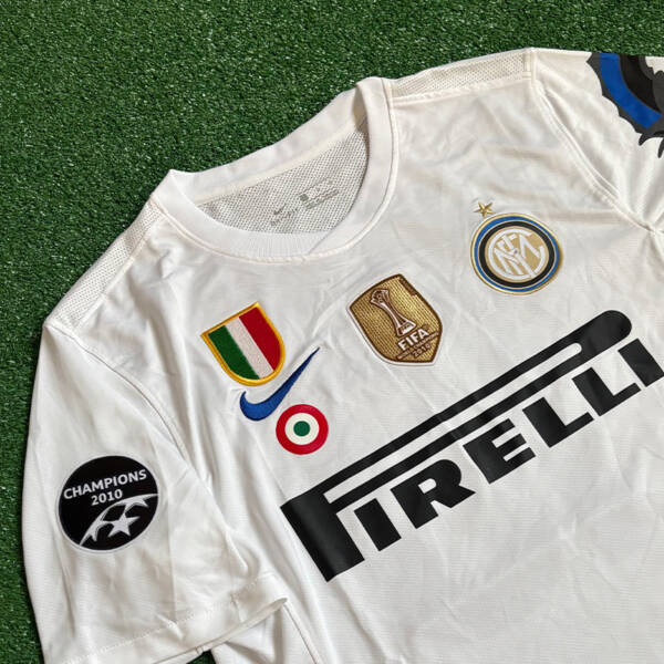 Maillot extérieur Inter Milan 2011 – Porté par Wesley Sneijder lors de la saison 2010-2011.