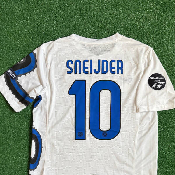 Maillot extérieur Inter Milan 2011 – Porté par Wesley Sneijder lors de la saison 2010-2011.