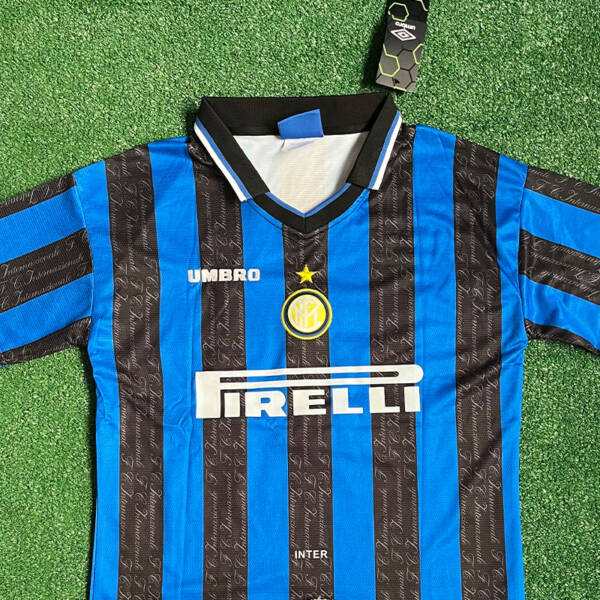 Maillot domicile Inter Milan 1997 – Porté par Ronaldo lors de sa première saison avec le club.
