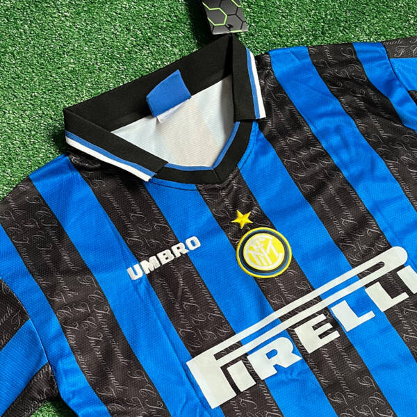 Maillot domicile Inter Milan 1997 – Porté par Ronaldo lors de sa première saison avec le club.