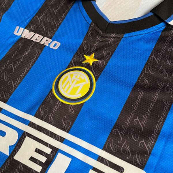 Maillot domicile Inter Milan 1997 – Porté par Ronaldo lors de sa première saison avec le club.