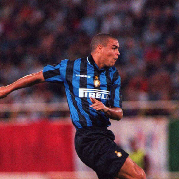 Maillot domicile Inter Milan 1997 – Porté par Ronaldo lors de sa première saison avec le club.