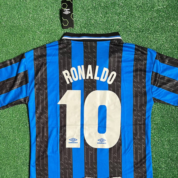 Maillot domicile Inter Milan 1997 – Porté par Ronaldo lors de sa première saison avec le club.
