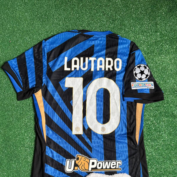 Maillot domicile Inter Milan 2025 porté par Lautaro Martinez – Design emblématique bleu et noir.