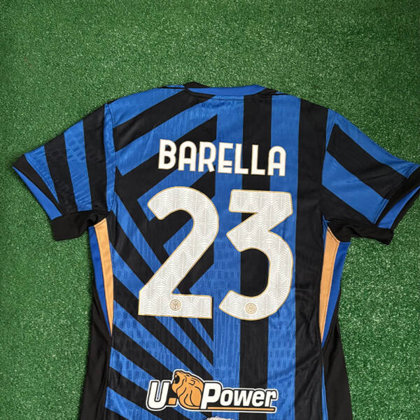 Maillot domicile Inter Milan 2025 porté par Nicolò Barella – Design bleu et noir avec logo Nike.