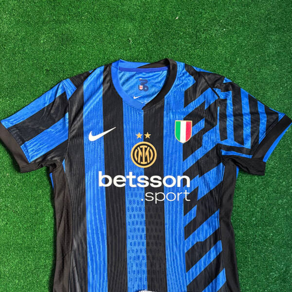 Maillot domicile Inter Milan 2025 – Design emblématique bleu et noir.