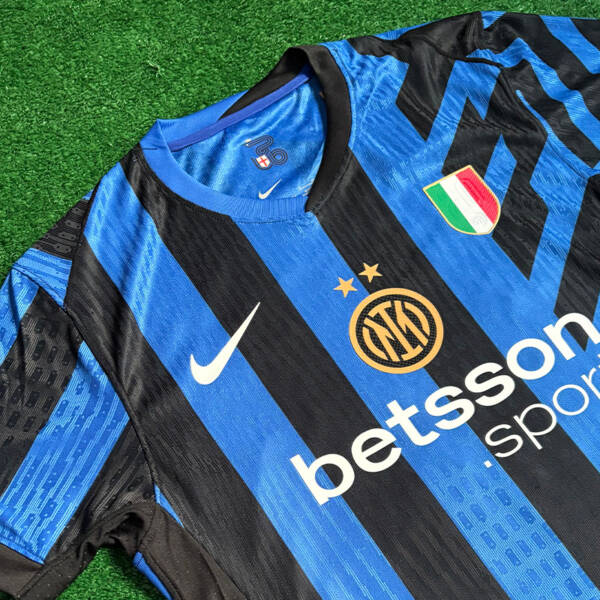 Maillot domicile Inter Milan 2025 – Design emblématique bleu et noir.