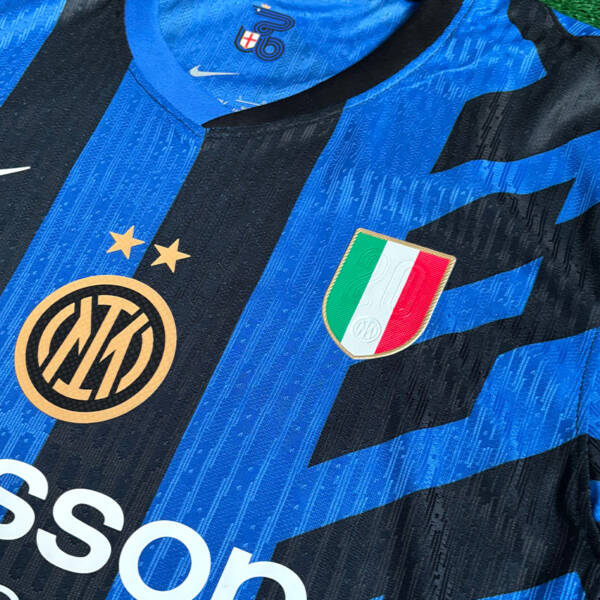 Maillot domicile Inter Milan 2025 – Design emblématique bleu et noir.