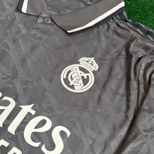 Maillot third Real Madrid 2025 – Design exclusif avec finitions Adidas modernes.