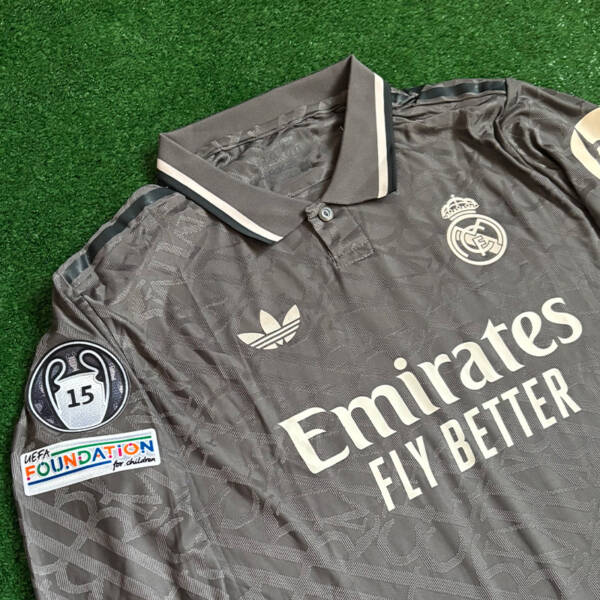 Maillot third Real Madrid 2025 – Design exclusif avec finitions Adidas modernes.
