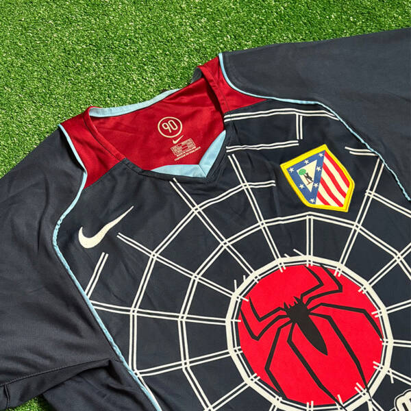 Maillot extérieur Atlético Madrid 2004-2005, porté par Fernando Torres.