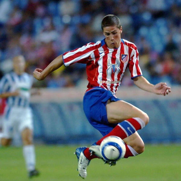 Maillot domicile Atlético Madrid 2004-2005, porté par Fernando Torres.