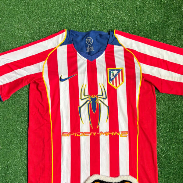 Maillot domicile Atlético Madrid 2004-2005, porté par Fernando Torres.