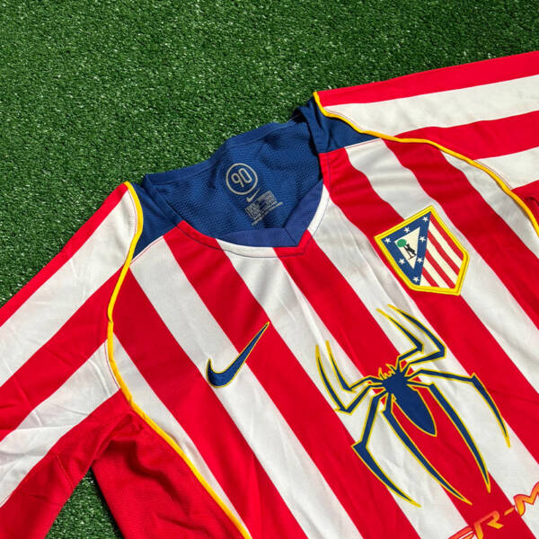 Maillot domicile Atlético Madrid 2004-2005, porté par Fernando Torres.