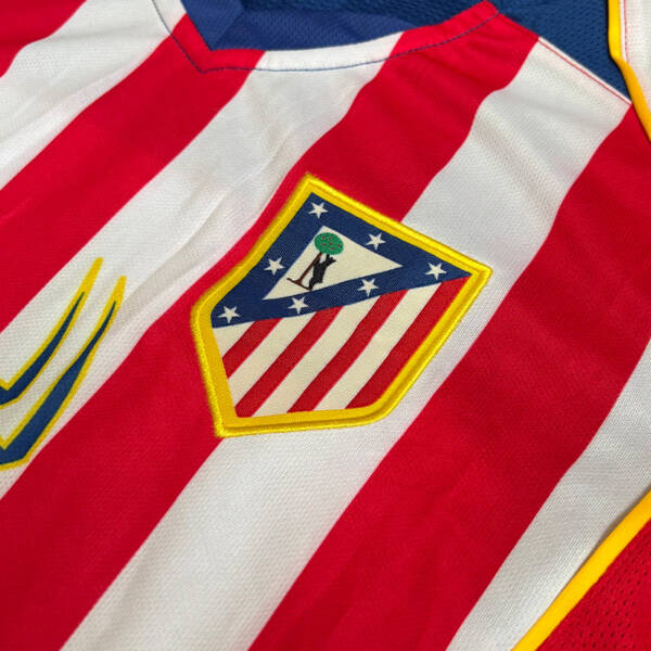 Maillot domicile Atlético Madrid 2004-2005, porté par Fernando Torres.