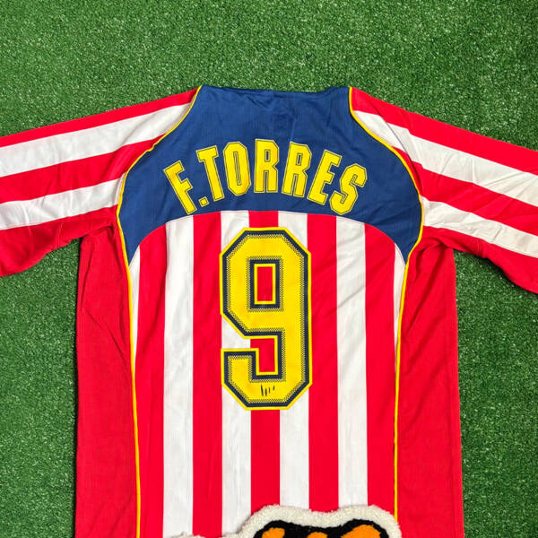 Maillot domicile Atlético Madrid 2004-2005, porté par Fernando Torres.