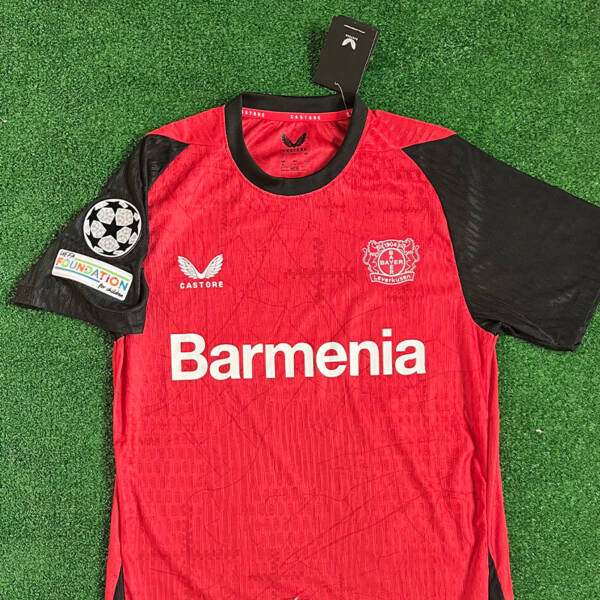Maillot domicile Bayer Leverkusen 2025, design moderne rouge et noir.