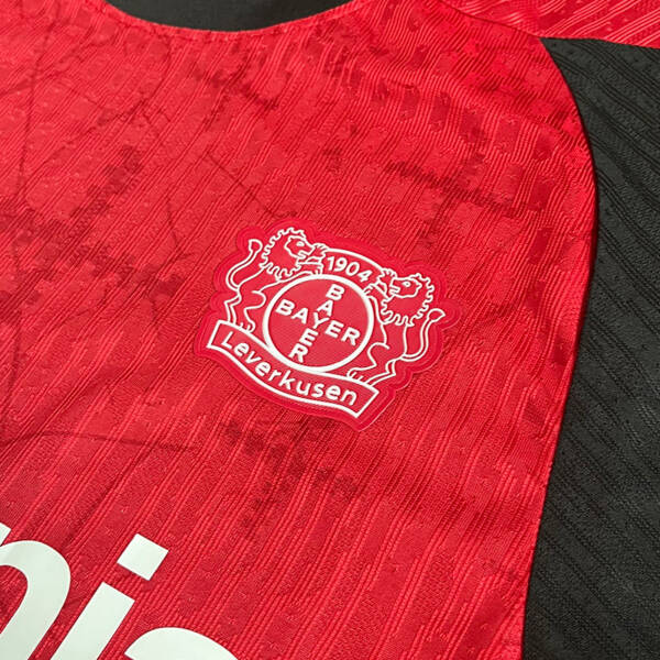 Maillot domicile Bayer Leverkusen 2025, design moderne rouge et noir.