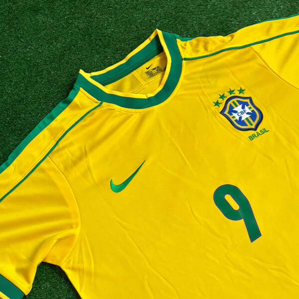 Maillot domicile Brésil 1998, jaune avec détails verts, porté par Ronaldo lors de la Coupe du Monde.