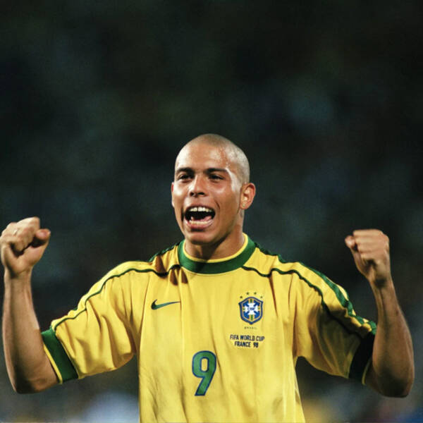 Maillot domicile Brésil 1998, jaune avec détails verts, porté par Ronaldo lors de la Coupe du Monde.