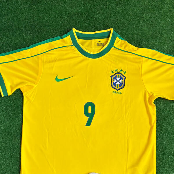 Maillot domicile Brésil 1998, jaune avec détails verts, porté par Ronaldo lors de la Coupe du Monde.